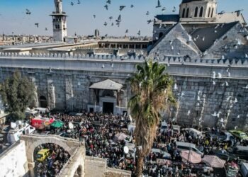 الآلاف يحتشدون في دمشق للاحتفال “بانتصار الثورة”