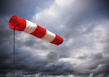 نشرة إنذارية .. هبات رياح قوية مرتقبة بعدد من مناطق المملكة