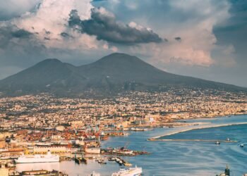 زلازل تهز مدينة نابولي الإيطالية