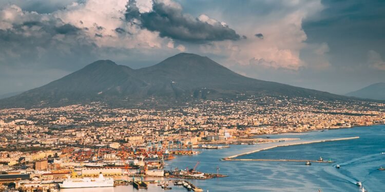 زلازل تهز مدينة نابولي الإيطالية