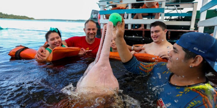 دلافين الأمازون تساعد ذوي إعاقات في رحلة علاجهم