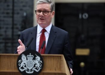 ستارمر يطالب باعتماد الذكاء الاصطناعي لترشيد الإنفاق الحكومي