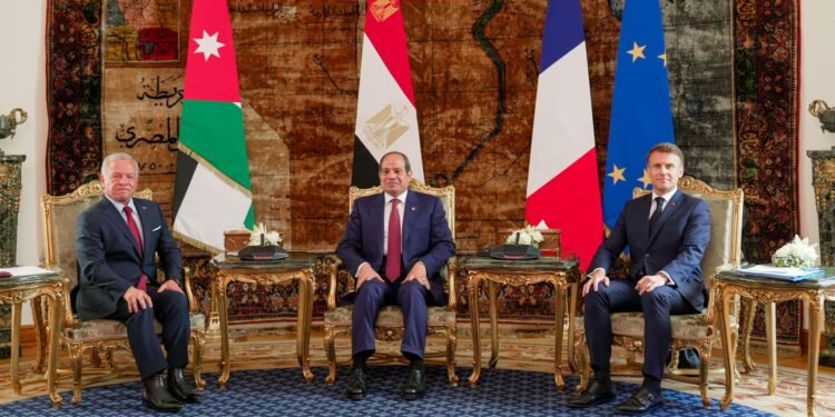 قادة مصر والأردن وفرنسا يبحثون هاتفيا مع ترامب سبل ضمان وقف إطلاق النار بشكل عاجل في غزة