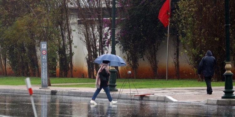 طقس الجمعة: زخات رعدية، ضباب وحرارة نسبية بعدد من مدن المملكة