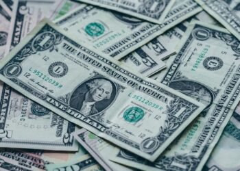 الدولار يتراجع وسط تزايد مخاوف الركود