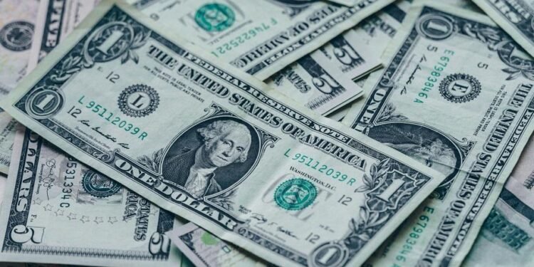 الدولار يتراجع وسط تزايد مخاوف الركود
