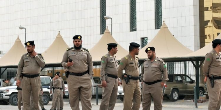 السعودية تضبط آلاف المخالفين في حملات أمنية قبل موسم الحج