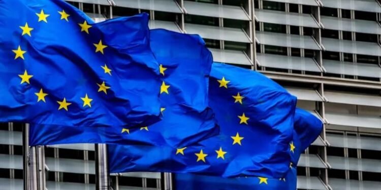 الاتحاد الأوروبي يندد بـ”العنف السياسي” بعد إطلاق النار في حفل حضره ترامب